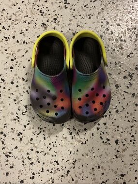 CROCS Kids Tie-Dye Clogs with Yellow Strap 0561